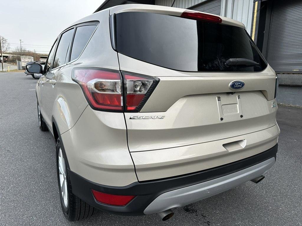 Used 2017 Ford Escape SE FWD image 3