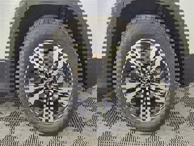 Used 2025 Mercedes-Benz GLB 250 4MATIC image 13