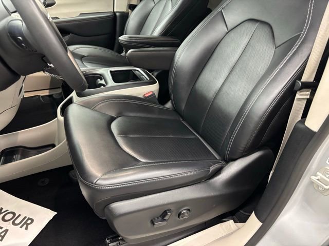 Used 2024 Chrysler Pacifica Touring-L image 15