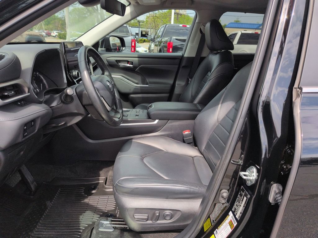 Used 2023 Toyota Highlander XLE image 9