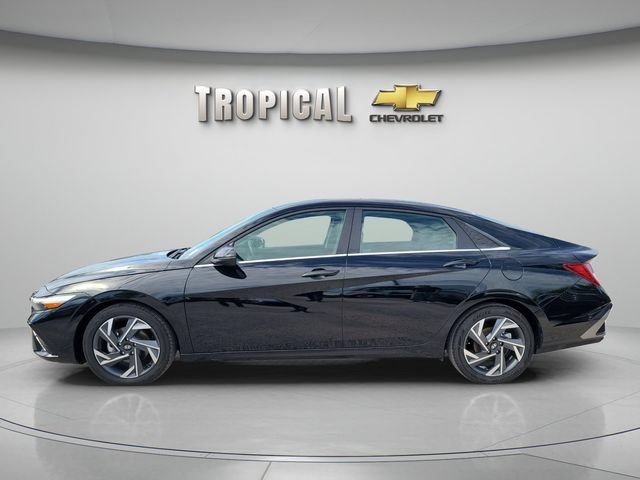 Used 2025 Hyundai Elantra Limited FWD image 2