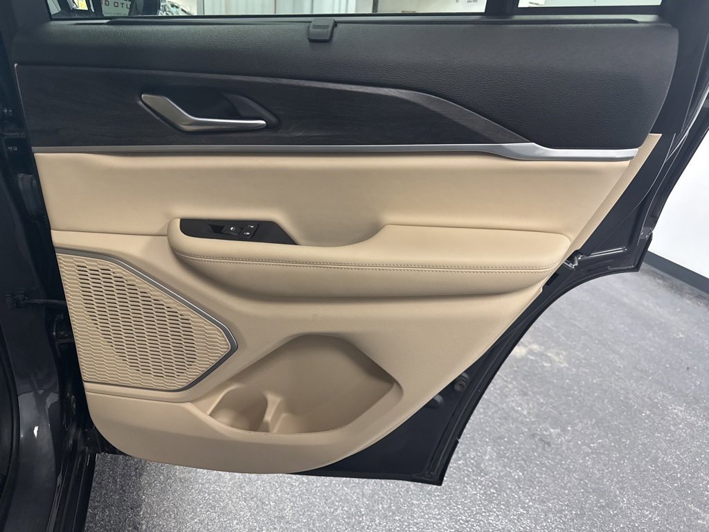 Used 2022 Jeep Grand Cherokee Limited w/ Luxury Tech Group II image 32