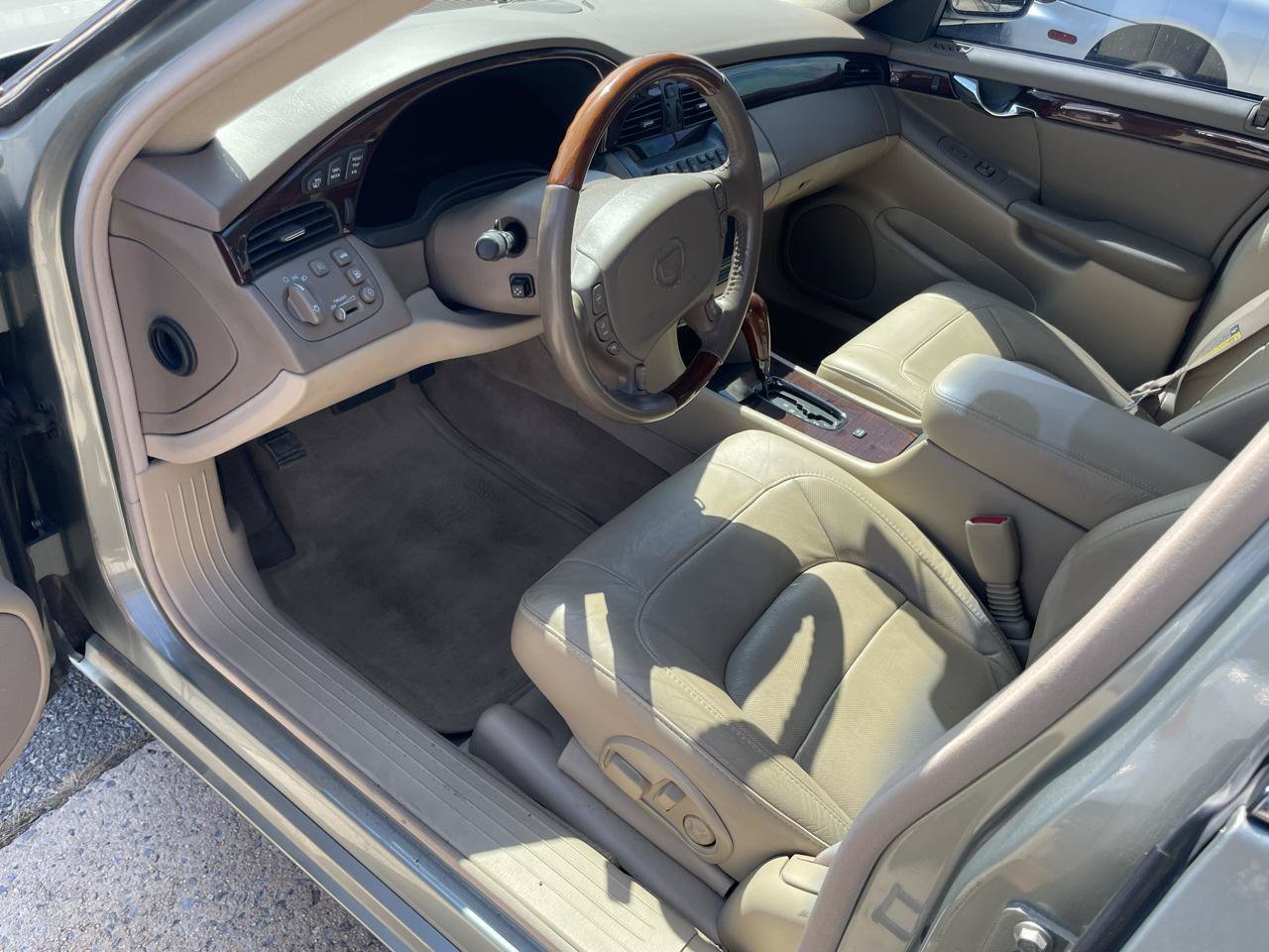 Used 2005 Cadillac De Ville DTS w/ Equipment Group FWD image 25