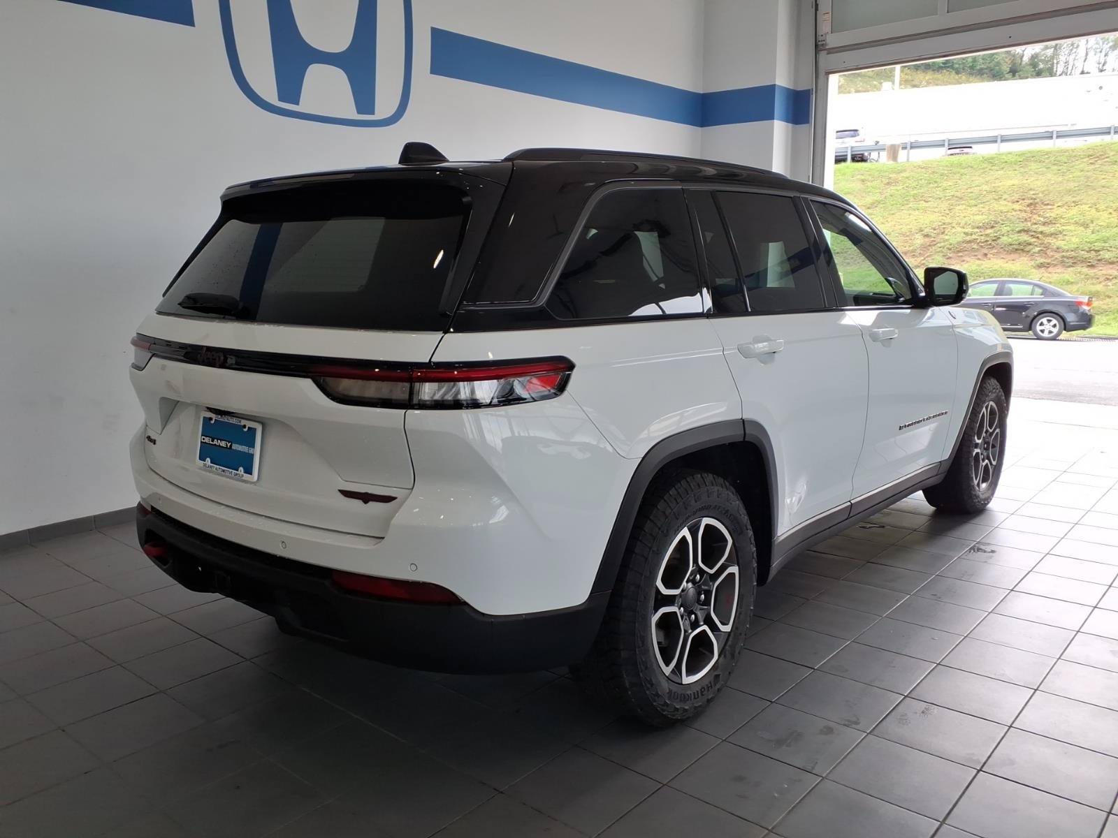 Used 2022 Jeep Grand Cherokee Trailhawk AWD/4WD image 5
