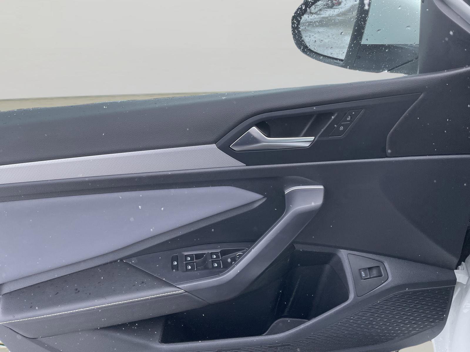 Used 2025 Volkswagen Jetta SE w/ Sunroof Package image 21