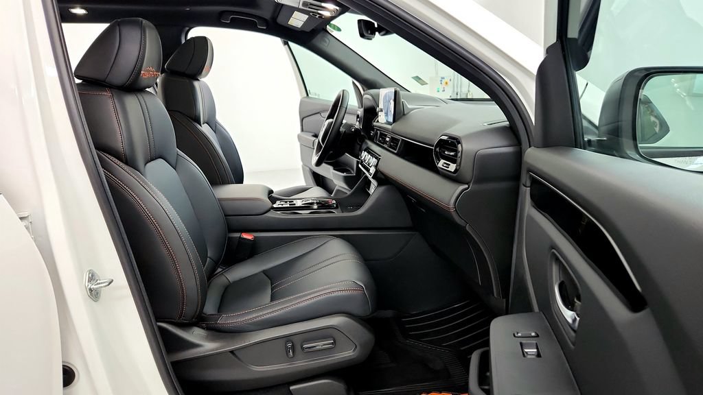 Used 2025 Honda Pilot TrailSport image 17