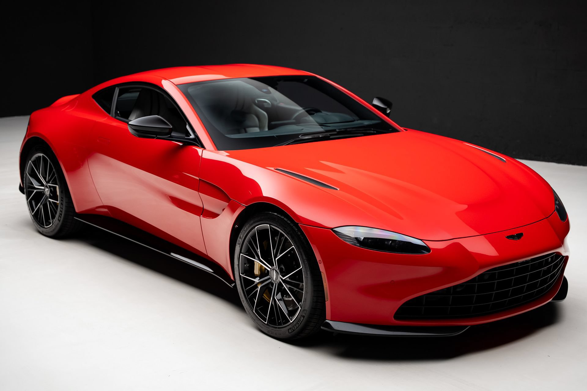 Used 2023 Aston Martin V8 Vantage Coupe RWD image 39