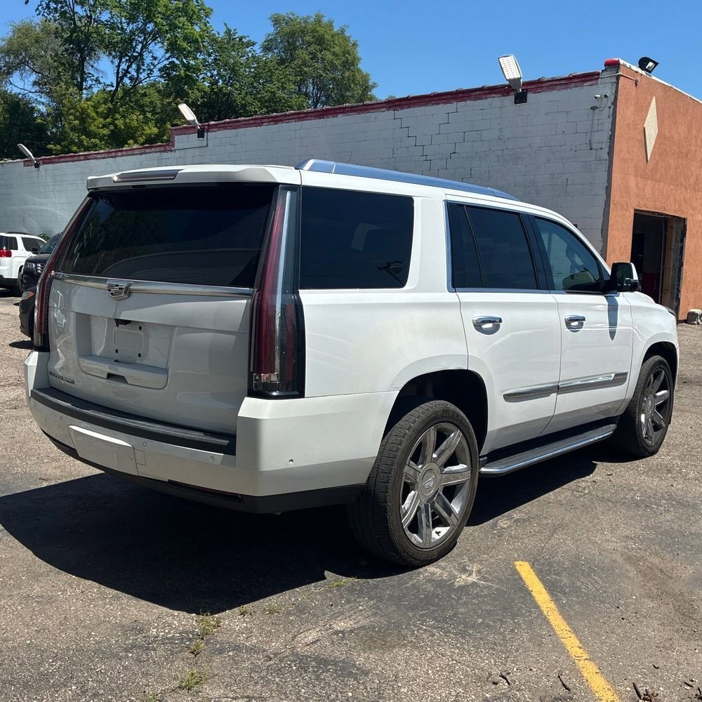 Used 2017 Cadillac Escalade Luxury AWD/4WD image 5