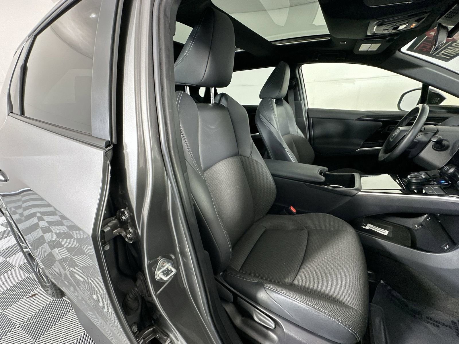 Used 2024 Toyota bZ4X XLE FWD image 27