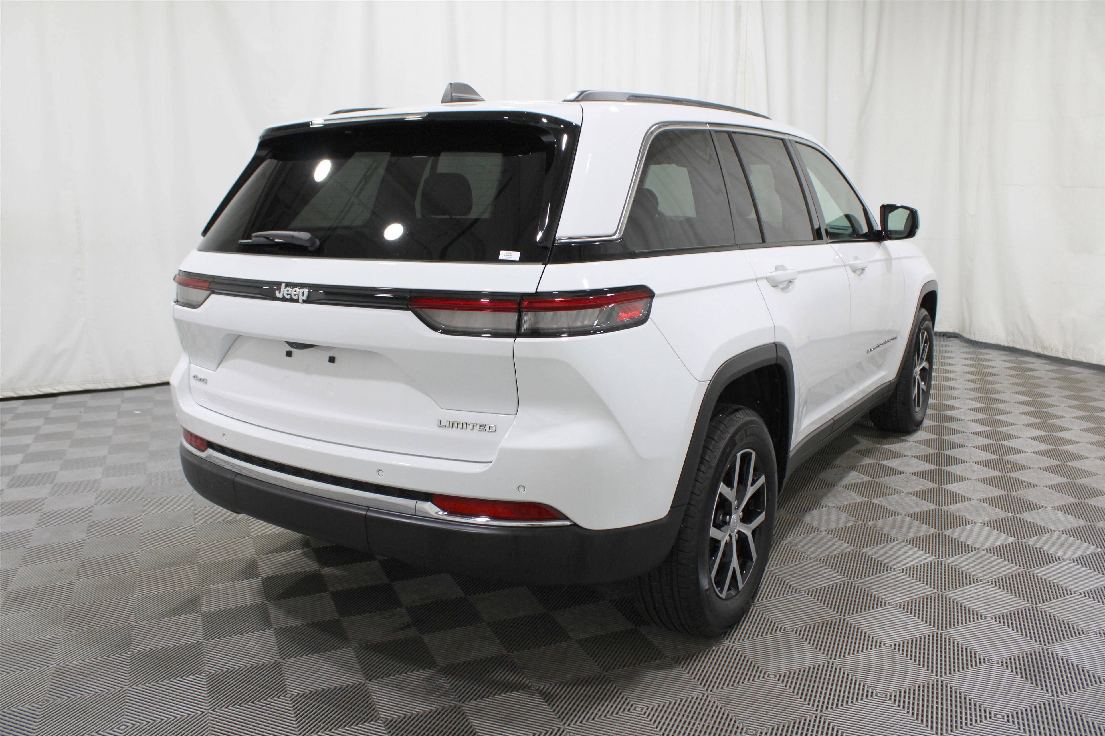 Used 2024 Jeep Grand Cherokee Limited image 27