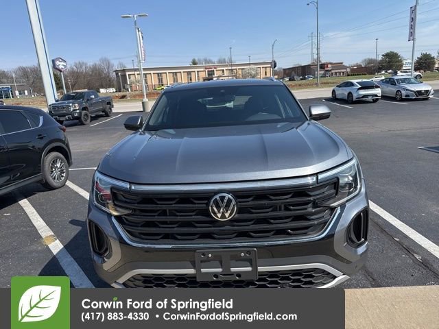 Used 2025 Volkswagen Atlas Cross Sport SE image 2