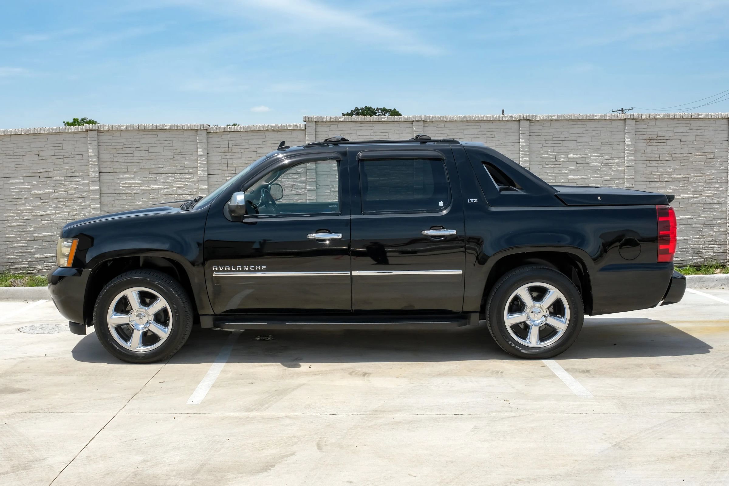 Used 2012 Chevrolet Avalanche LTZ RWD image 12