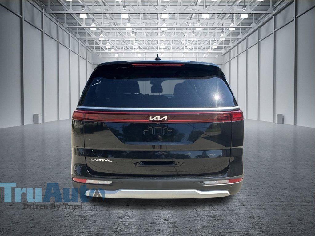 Used 2023 Kia Carnival LX FWD image 7