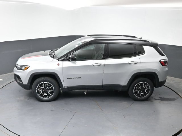 Used 2025 Jeep Compass Trailhawk AWD/4WD image 47