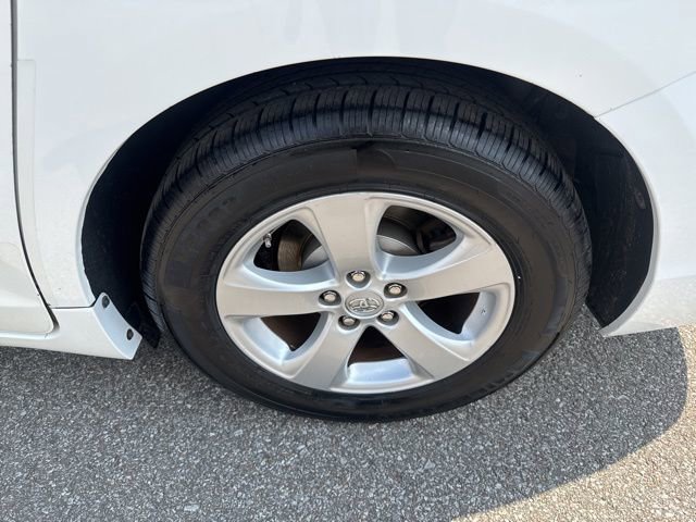 Used 2015 Toyota Sienna L image 10