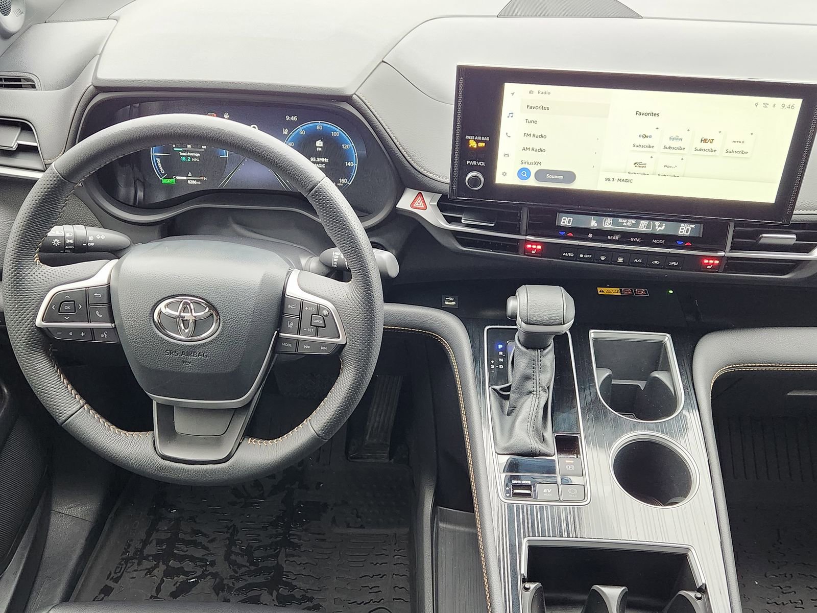 Used 2025 Toyota Sienna XLE Woodland Edition image 30