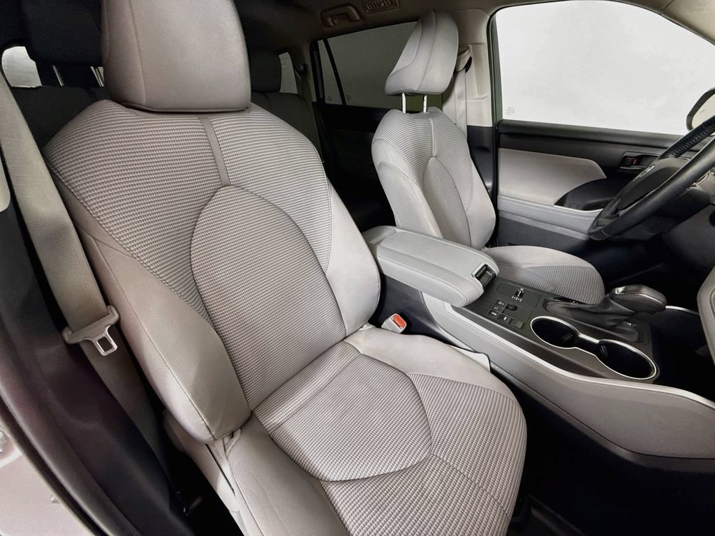 Used 2023 Toyota Highlander LE FWD image 27