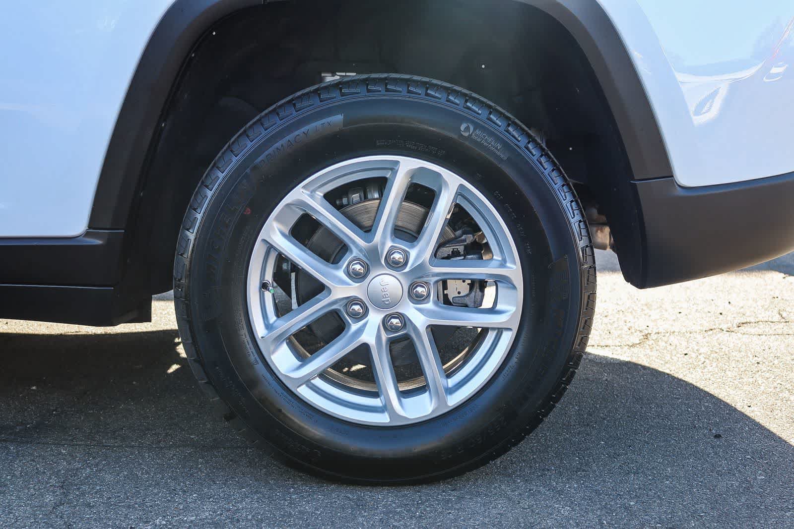 Used 2025 Jeep Grand Cherokee Laredo X RWD image 11