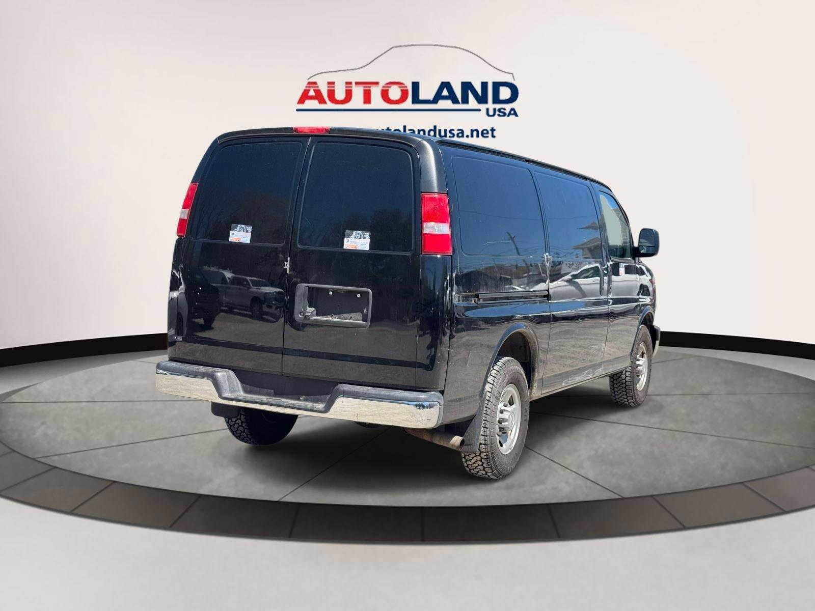 Used 2017 Chevrolet Express 2500 RWD image 4