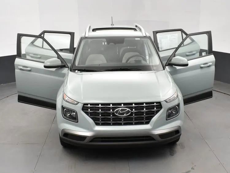 Used 2025 Hyundai Venue SEL image 10