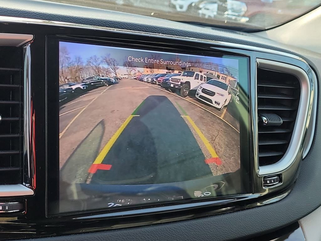 Used 2023 Chrysler Pacifica Touring-L FWD image 7