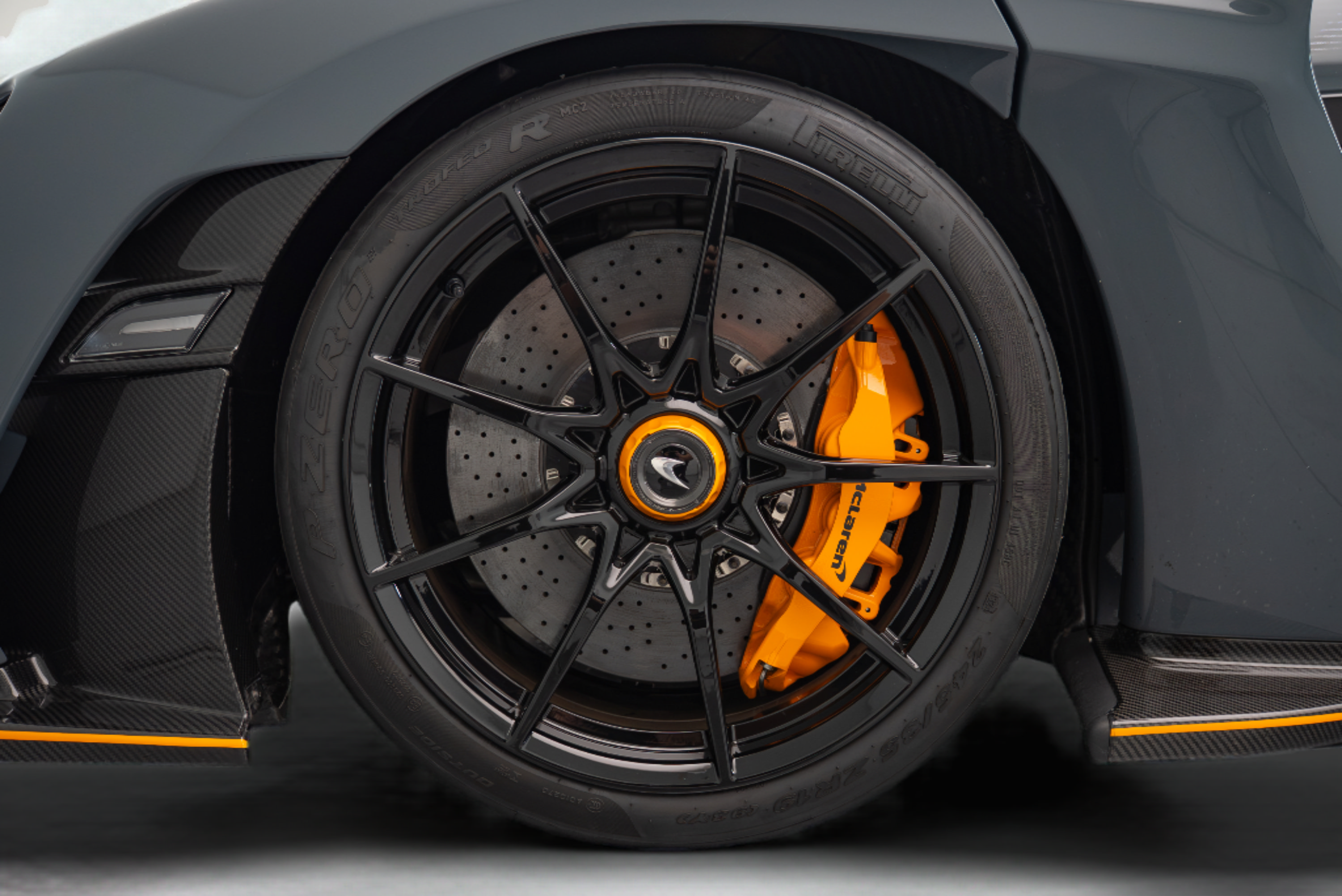 Used 2019 McLaren Senna RWD image 27