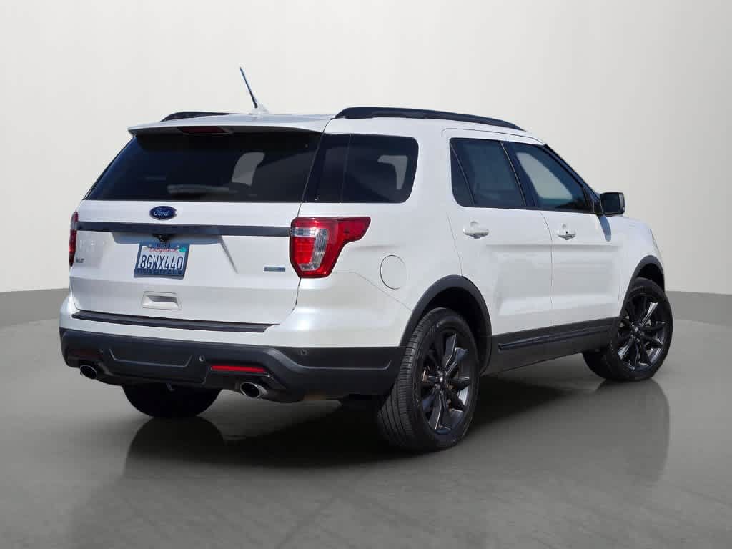 Used 2018 Ford Explorer XLT w/ Equipment Group 202A AWD/4WD image 4