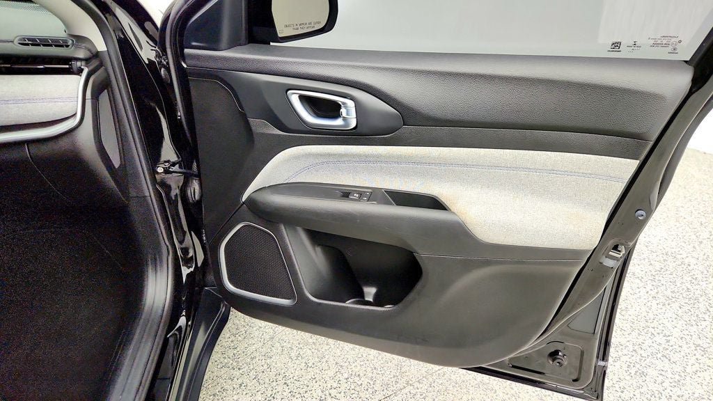 Used 2022 Jeep Compass Latitude FWD image 26