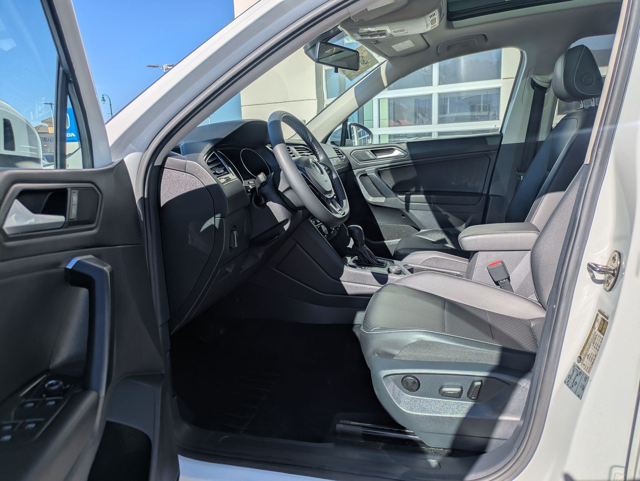 Used 2021 Volkswagen Tiguan SE w/ Panoramic Sunroof Package AWD/4WD image 18