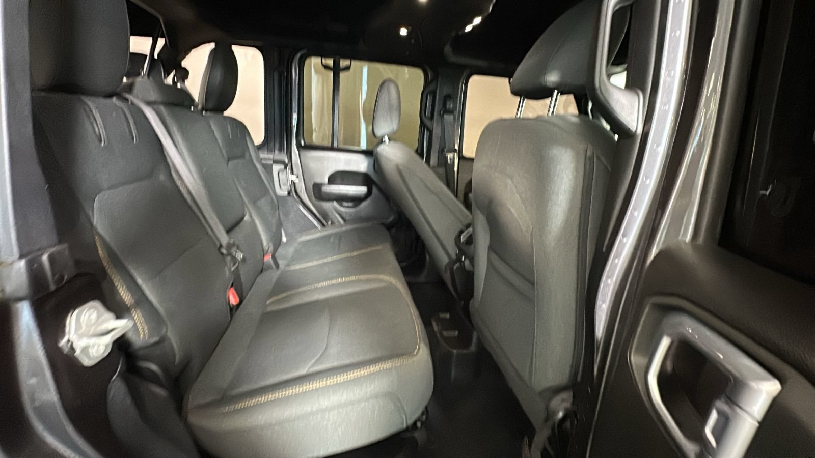 Used 2024 Jeep Wrangler Unlimited w/ Convenience Group AWD/4WD image 33