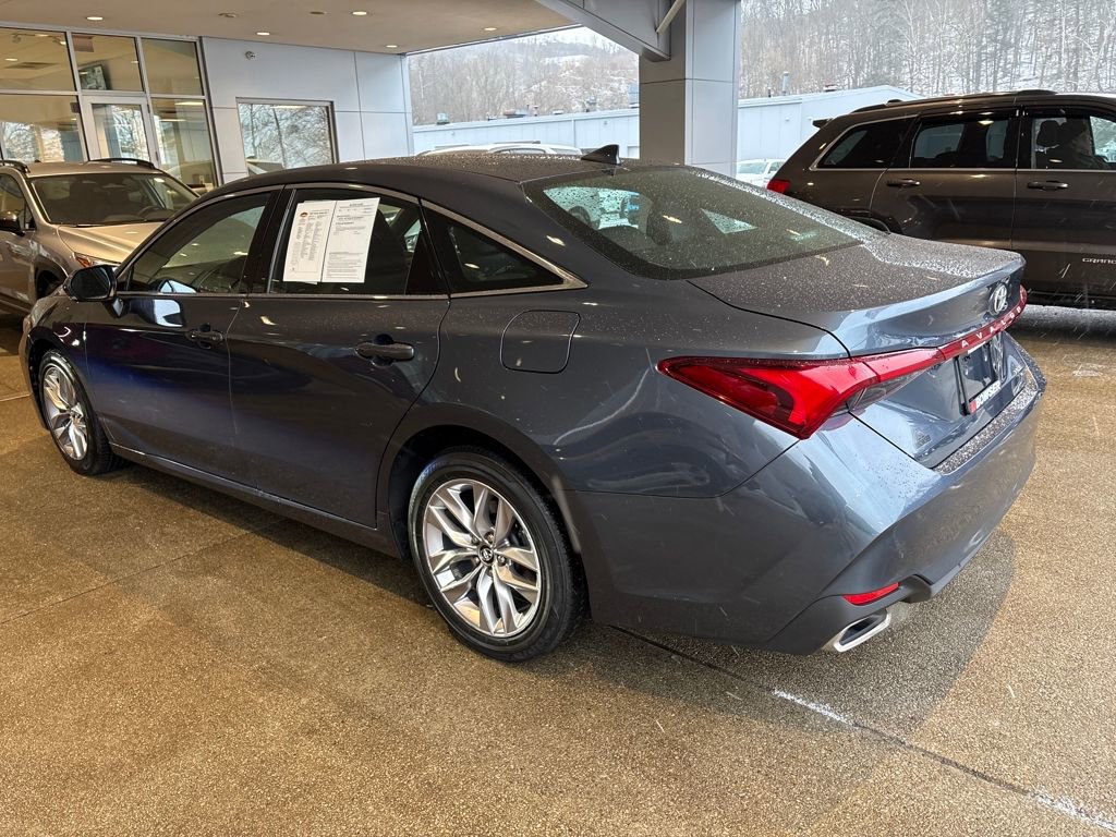 Used 2019 Toyota Avalon XLE w/ Moonroof Package video 3