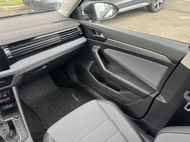 Used 2026 Volkswagen Jetta SE FWD image 16