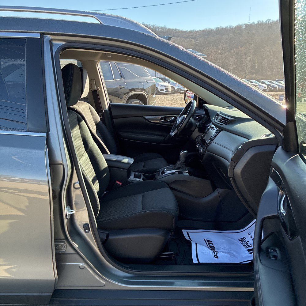 Used 2017 Nissan Rogue SV w/ SV Premium Package image 16