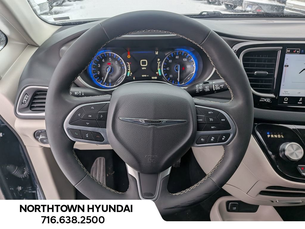 Used 2024 Chrysler Pacifica Touring-L image 7
