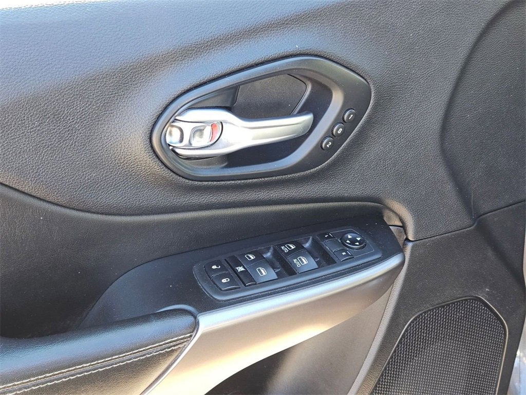 Used 2019 Jeep Cherokee Limited image 12