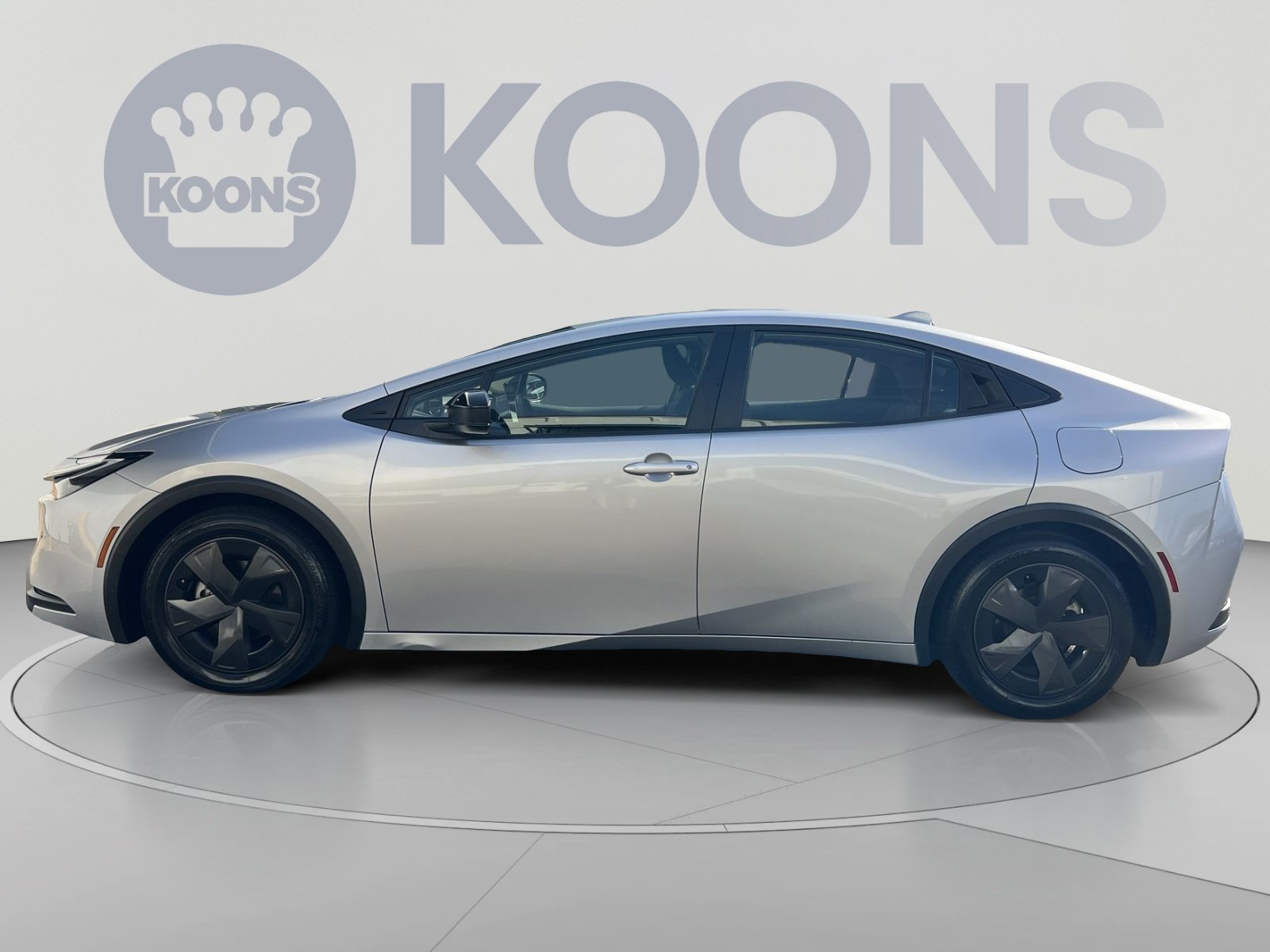 Used 2025 Toyota Prius LE FWD image 2