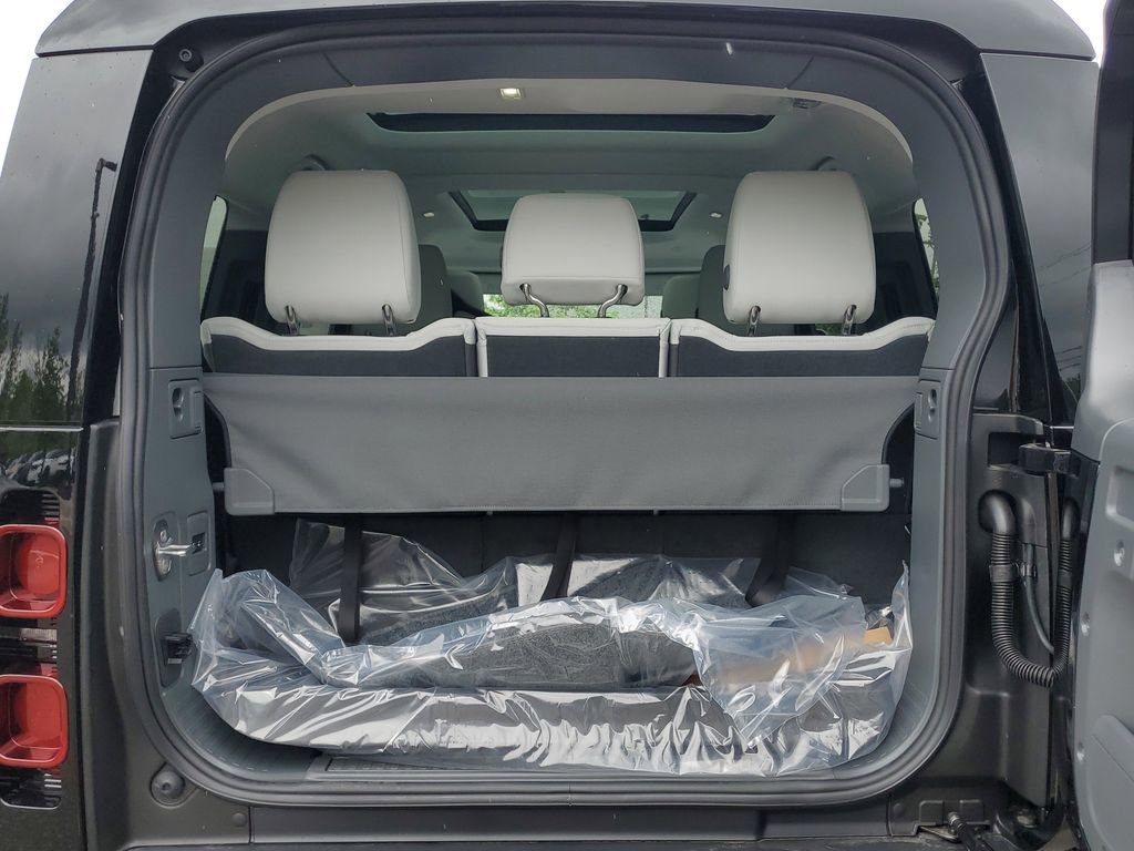 Used 2025 Land Rover Defender 130 X-Dynamic SE image 39