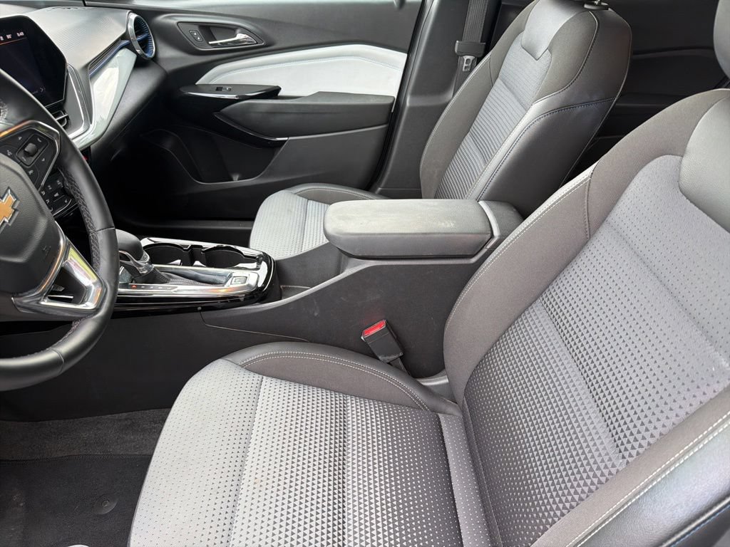 Used 2025 Chevrolet Trax LT w/ LT Convenience Package FWD image 3