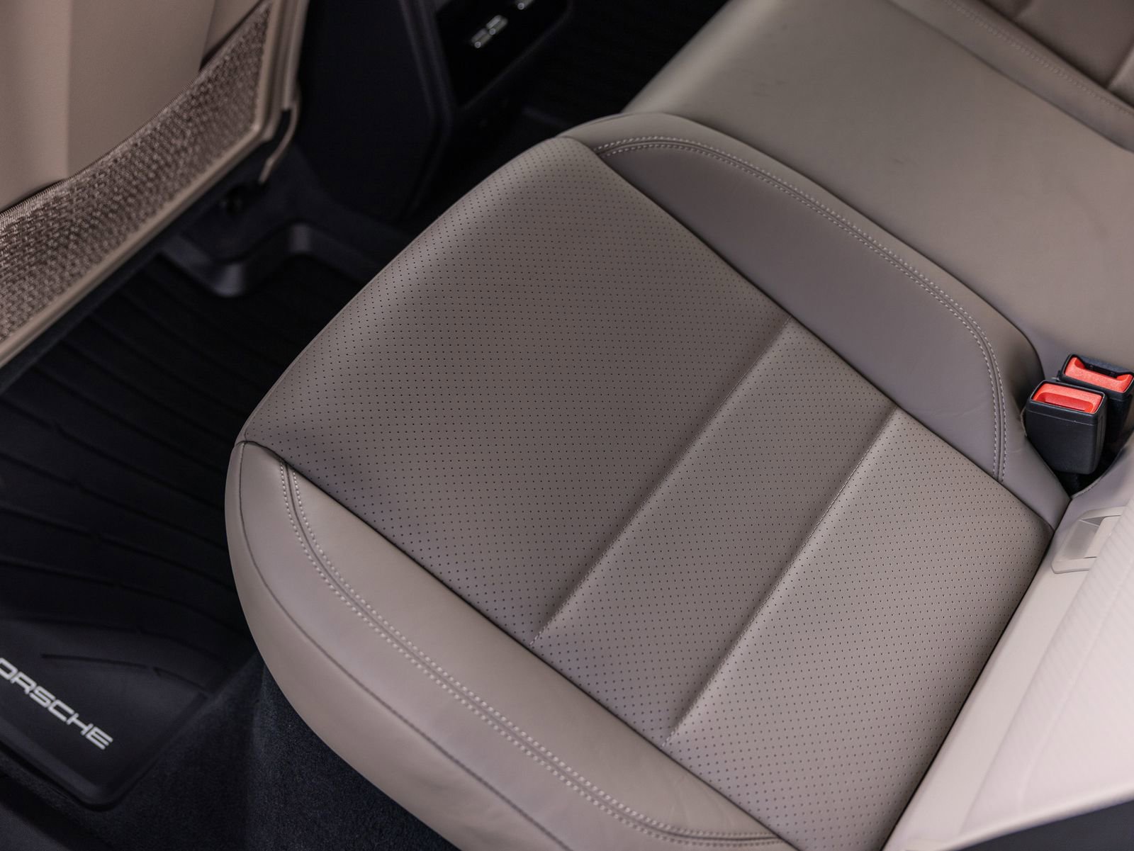 Certified 2025 Porsche Macan Electric image 30