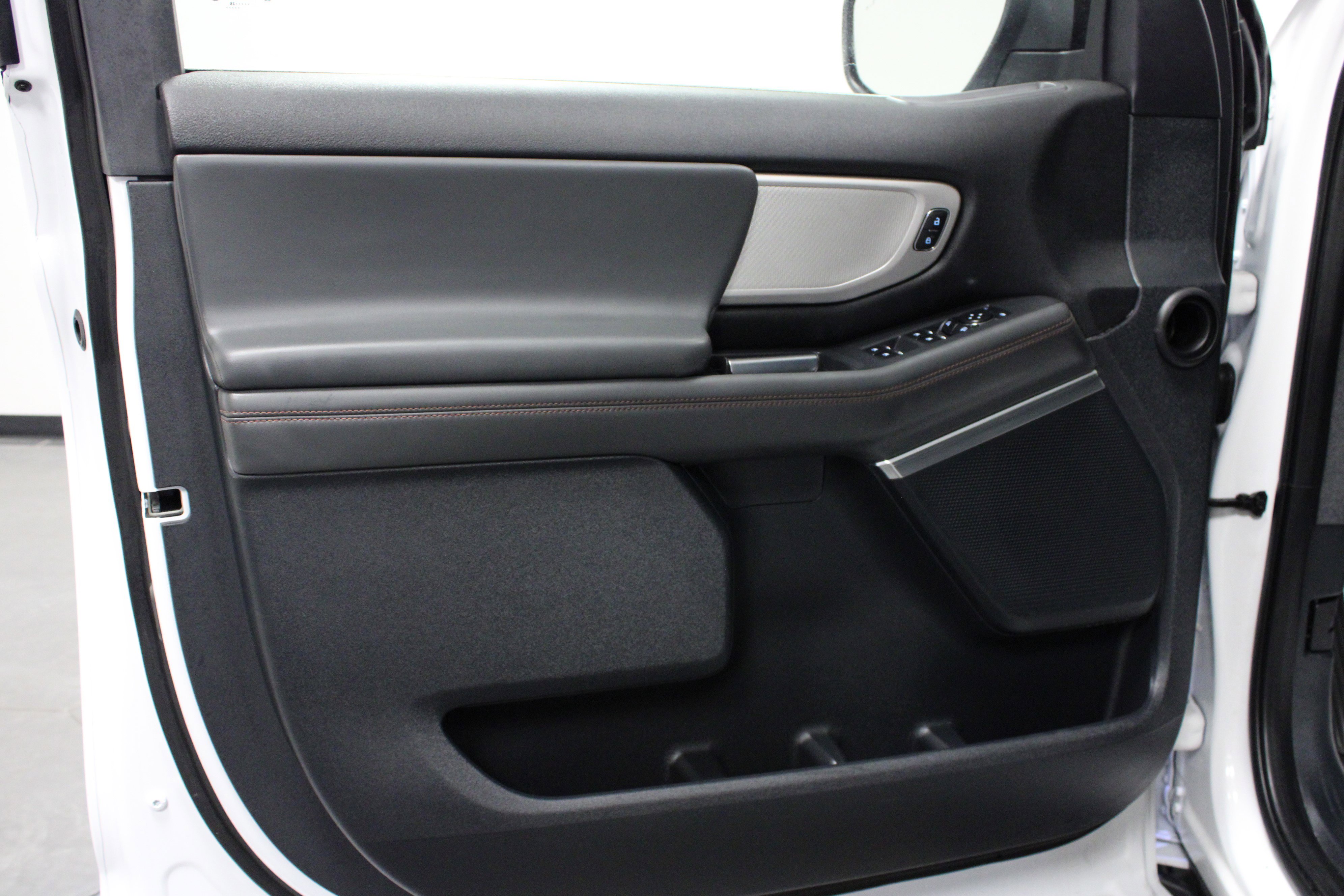 Used 2025 Ford Expedition Active image 11