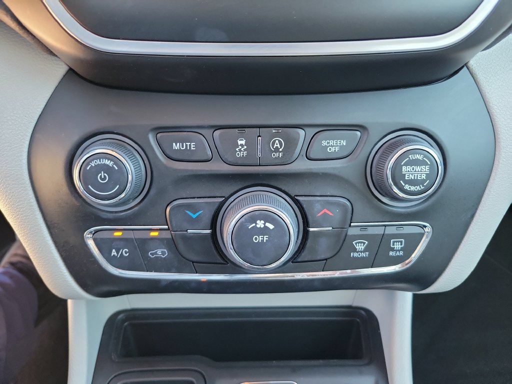Used 2020 Jeep Cherokee Latitude Plus FWD image 22