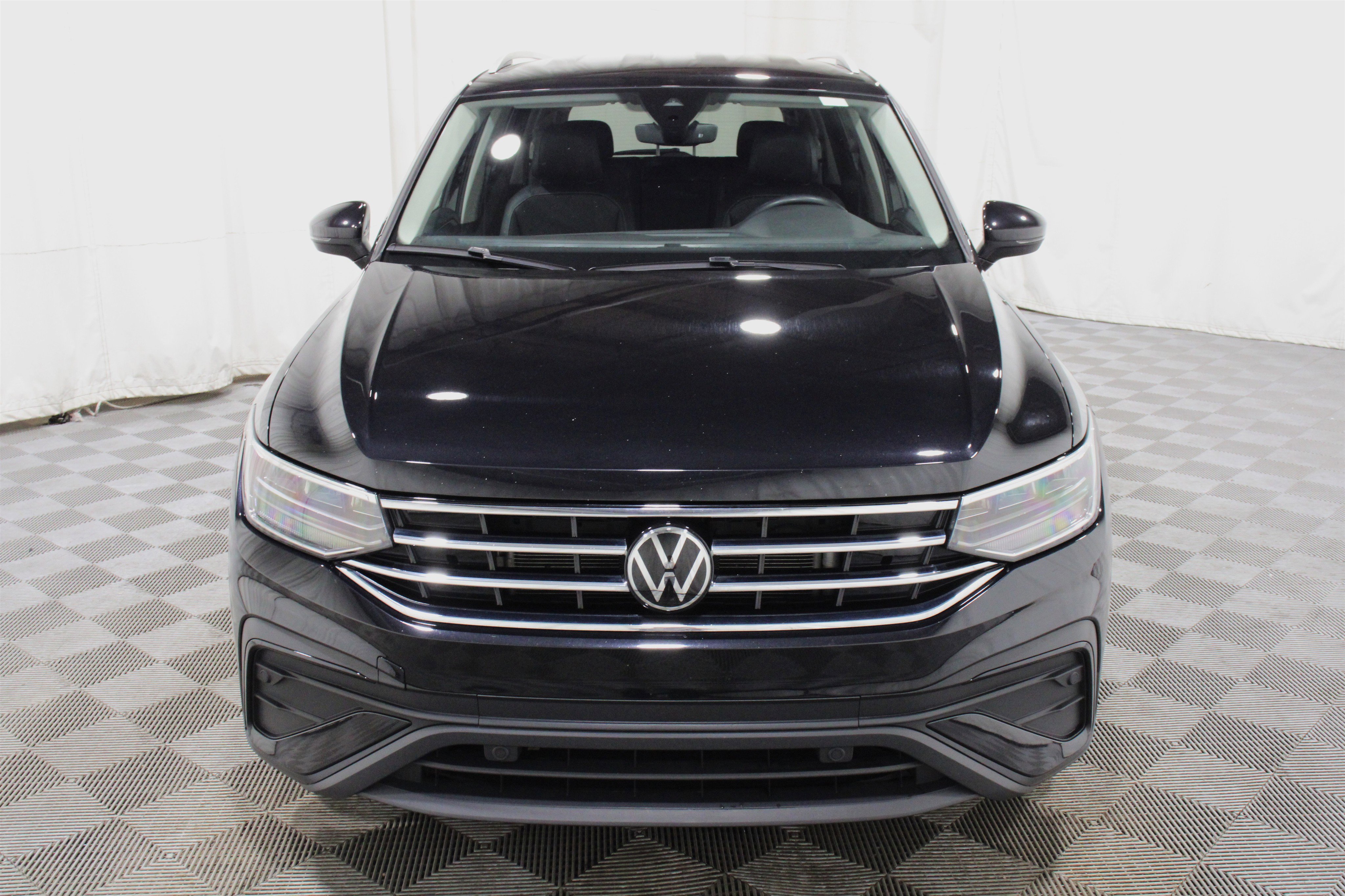 Used 2024 Volkswagen Tiguan SE image 30