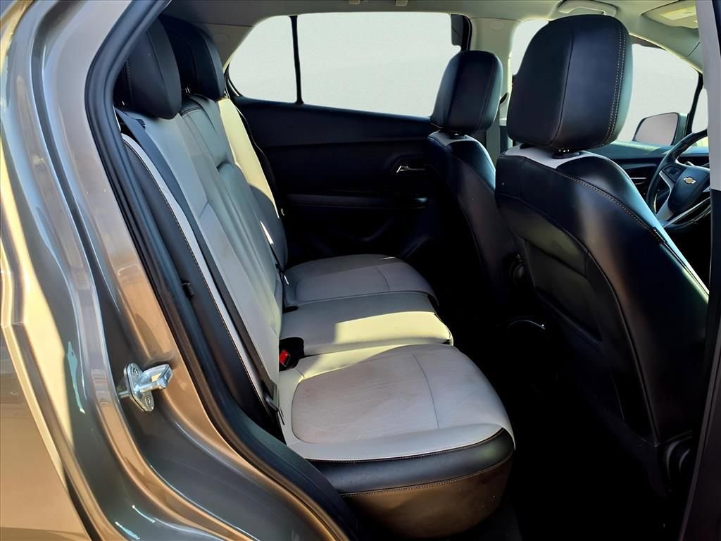 Used 2022 Chevrolet Trax LT w/ LT Convenience Package image 13
