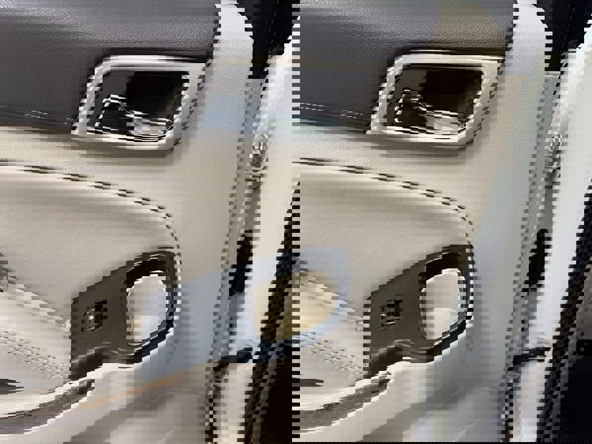 Used 2015 GMC Yukon Denali w/ Touring Package image 38