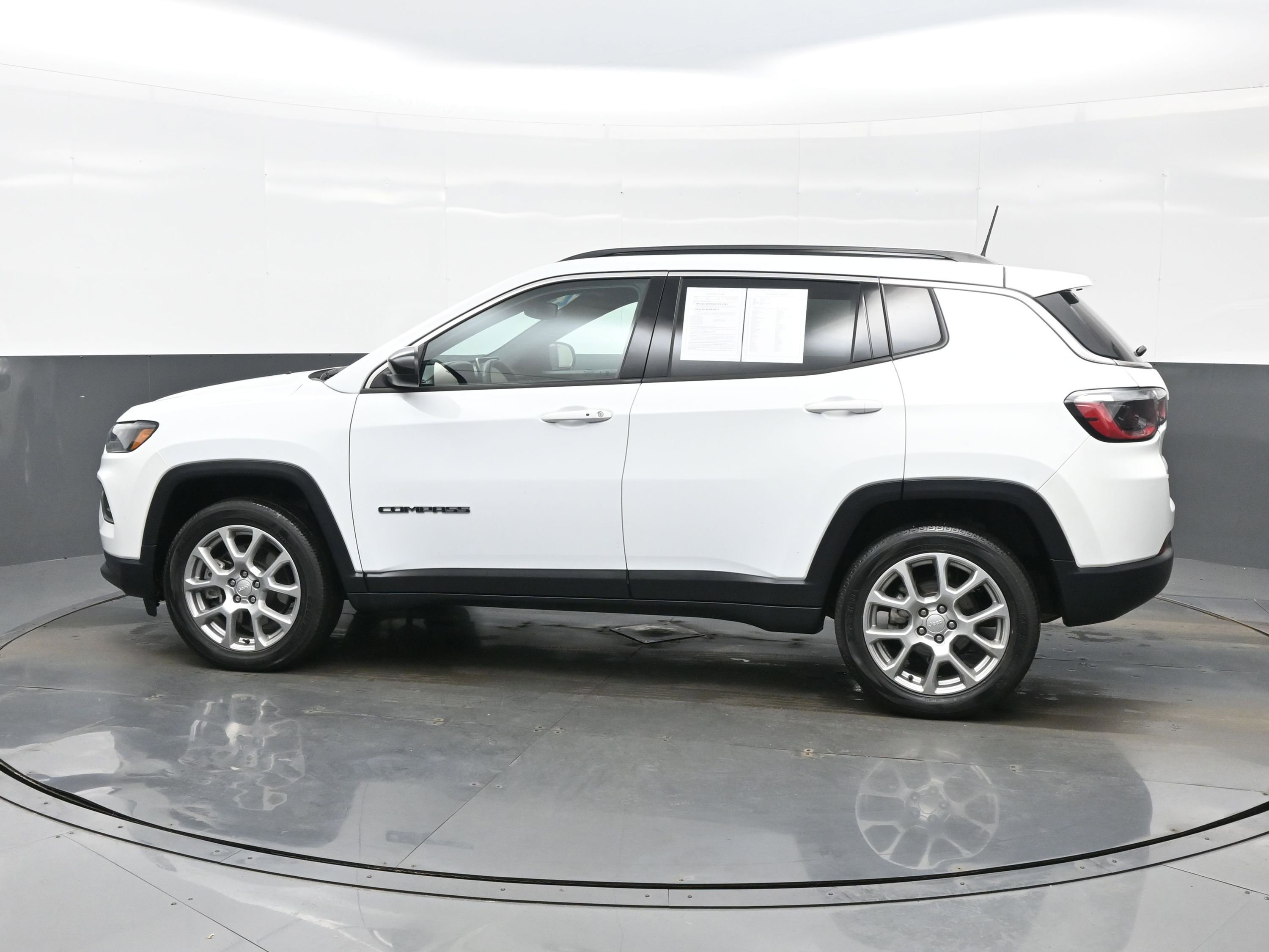 Used 2023 Jeep Compass Latitude image 3