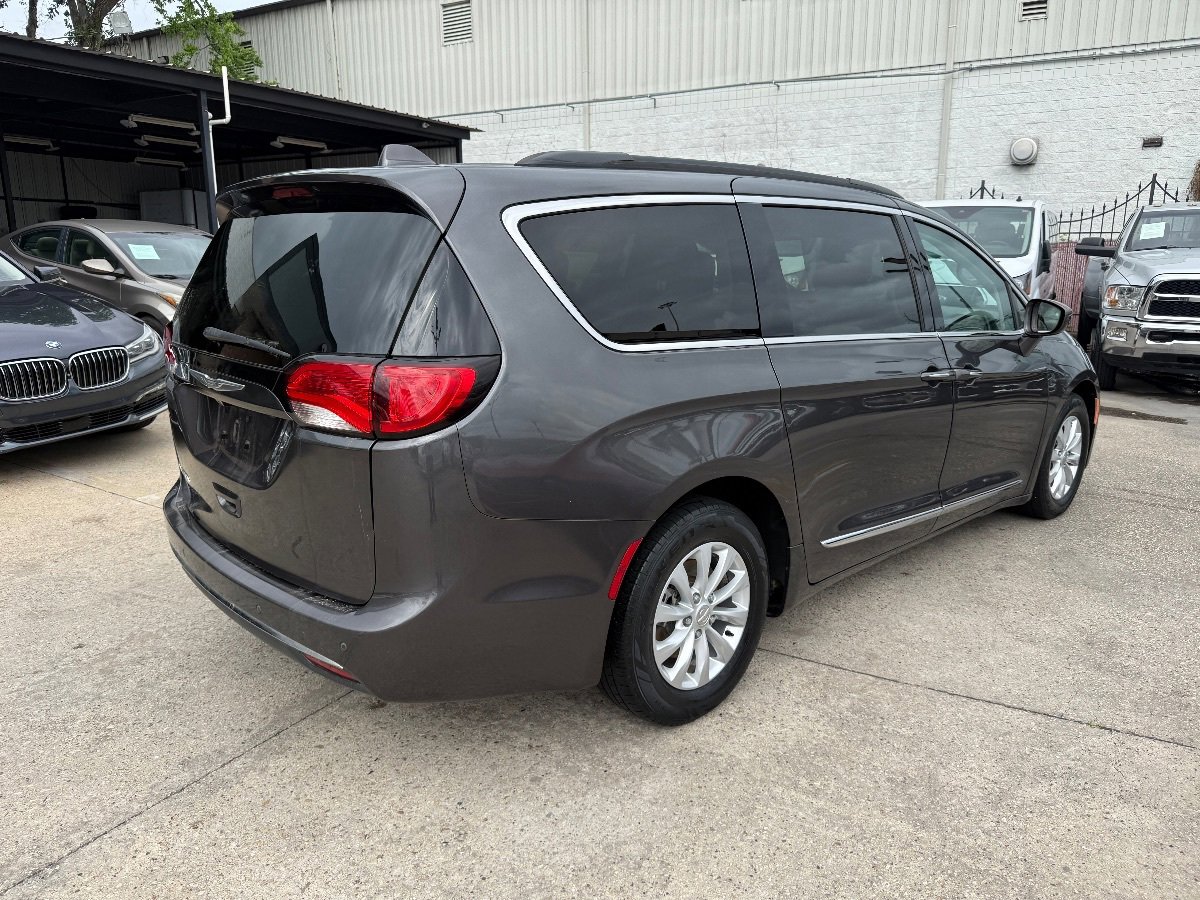 Used 2017 Chrysler Pacifica Touring-L FWD image 4