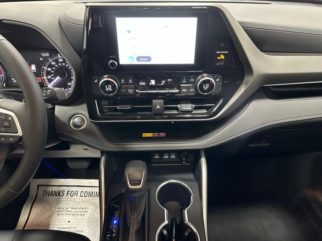 Used 2025 Toyota Highlander XLE AWD/4WD image 25