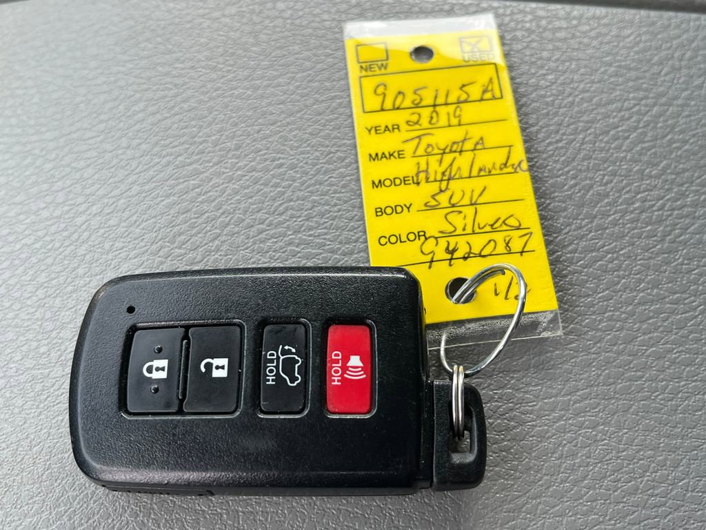 Used 2019 Toyota Highlander XLE image 23