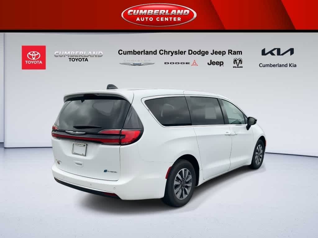 Used 2024 Chrysler Pacifica Select image 8