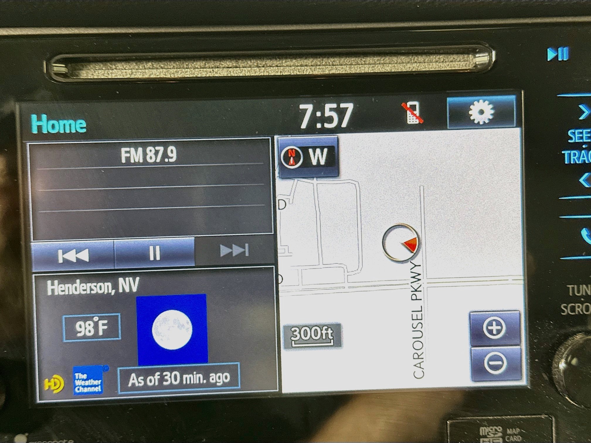 Used 2015 Toyota Sienna XLE w/ XLE Navigation Package FWD image 22
